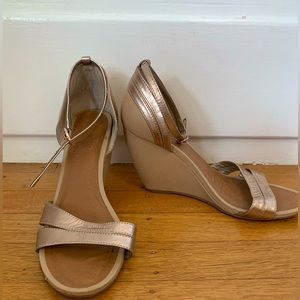 Seychelles Rose Gold Metallic Nude Wedge | sz. 8